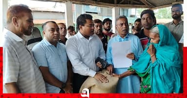 লালপুরে নদীভাঙনে ক্ষতিগ্রস্ত পরিবারের মাঝে চাল বিতরণ