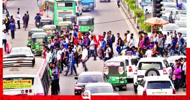 সীতাকুণ্ডে ঝুঁকিপূর্ণ সড়ক পারাপার শিক্ষার্থী-রোগীদের