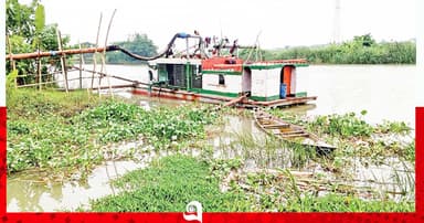 ড্রেজারের ‘পেটে’ জলাশয়ের জল