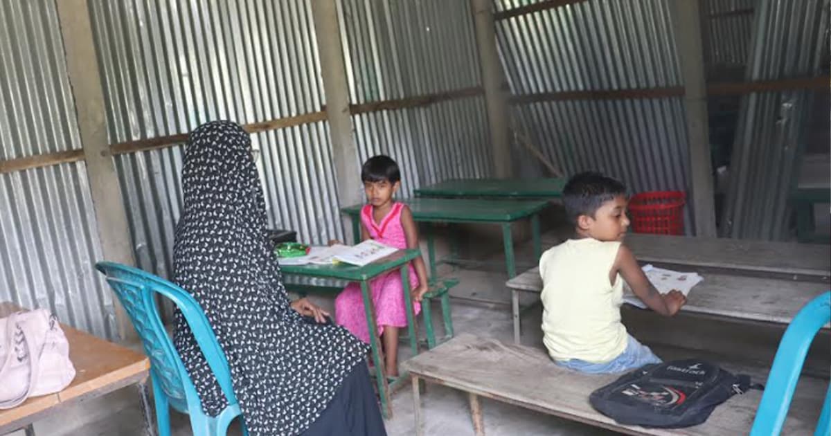 দুইজন শিক্ষক, ২ জন ছাত্র!