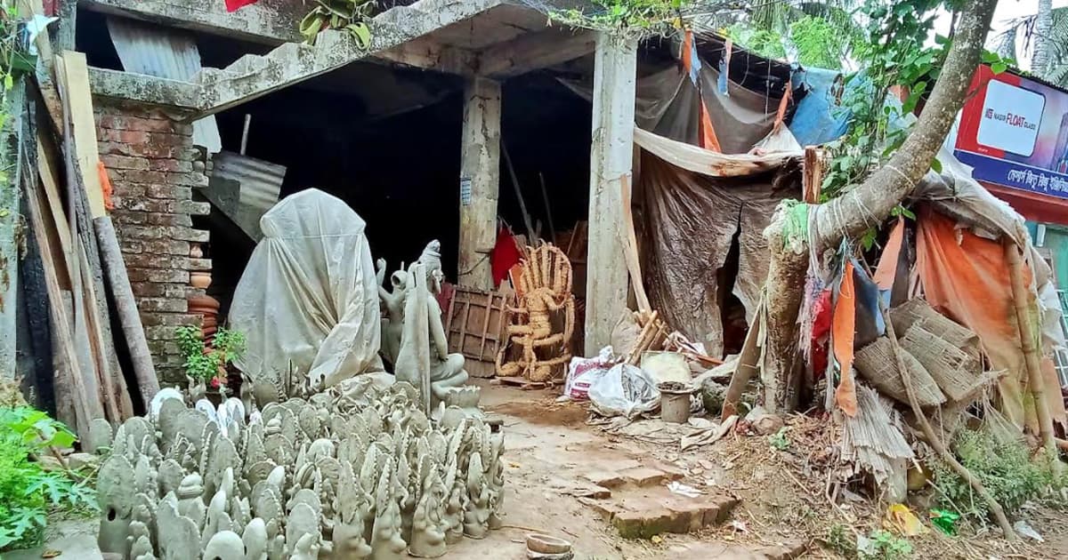 পালপাড়ায় ঐতিহ্য হারিয়ে স্মৃতি হতে চলছে মাটির তৈরি তৈজসপত্র