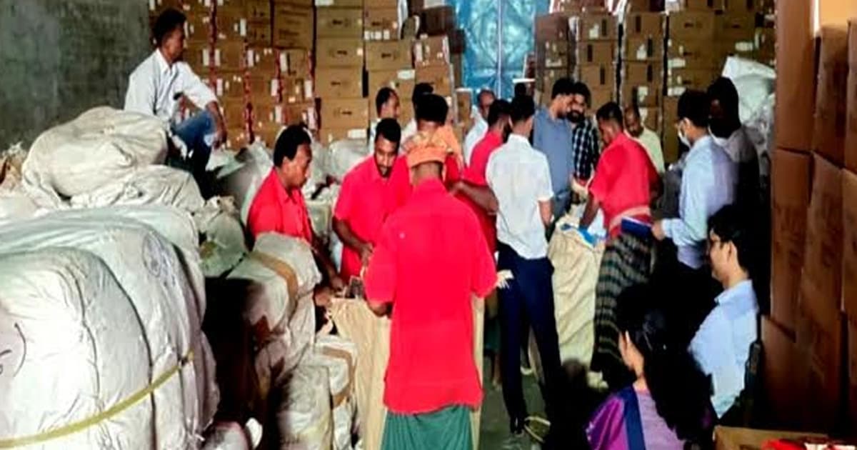বেনাপোল বন্দরে মিথ্যা ঘোষণার আমদানি পণ্য চালান আটক