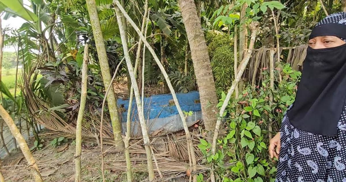 বাগেরহাটে কবরস্থান থেকে পিতার হাড়গোড় সরিয়ে জমি দখলের হুমকি