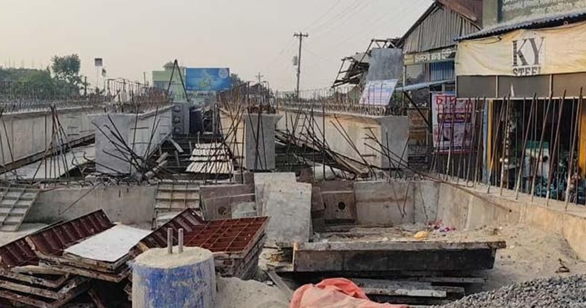 কুষ্টিয়ার মিরপুর বাজারে সেতু নির্মাণে ধীরগতি
