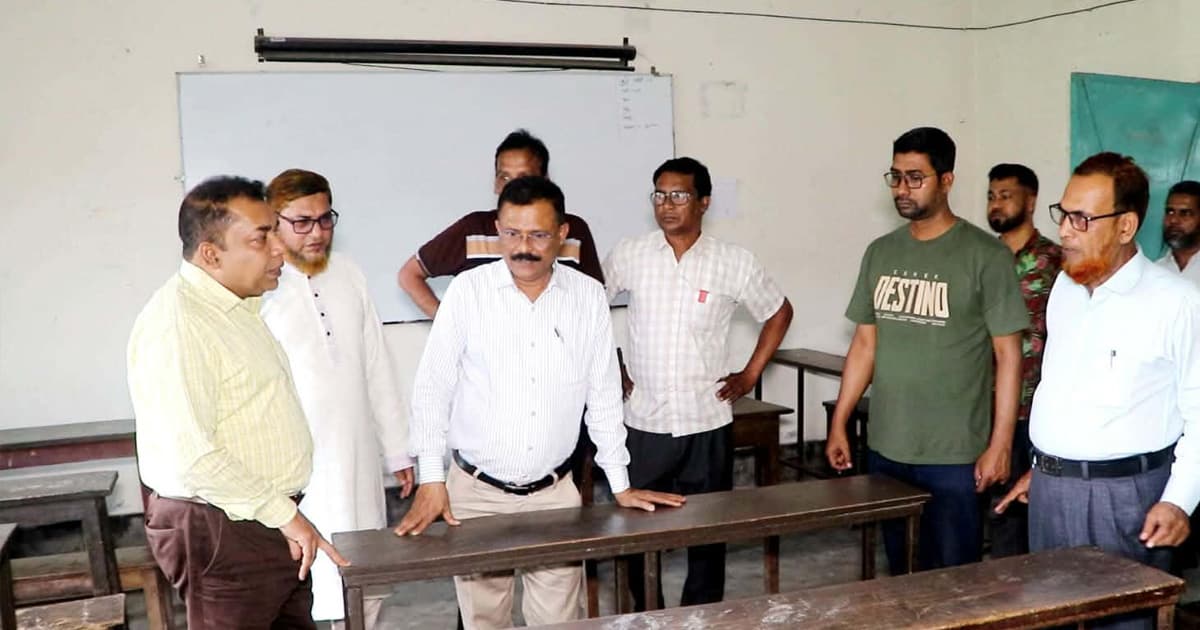 দৌলতপুর এসএসসি পরীক্ষার কেন্দ্র পরিদর্শনে বোর্ড কর্মকর্তারা