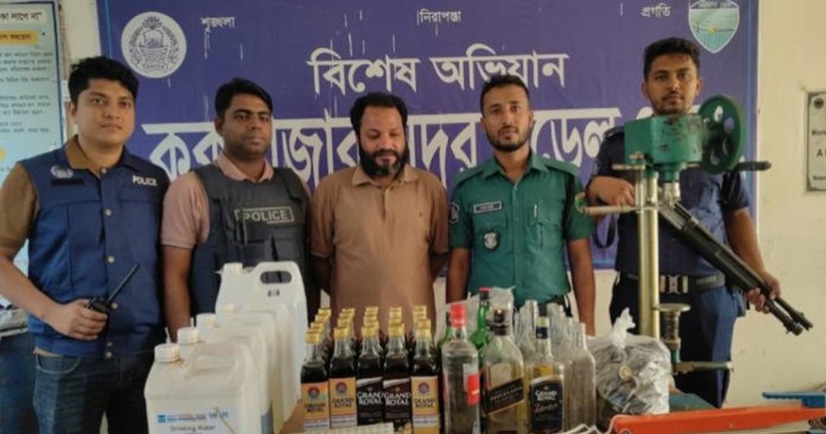 নকল বিদেশি মদের কারখানায় অভিযান, আটক ১