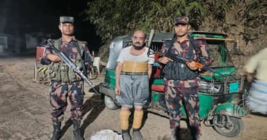 নাইক্ষ্যছড়ি - রামু সড়কে পেট ও পায়ে লুকানো গাঁজা উদ্ধার
