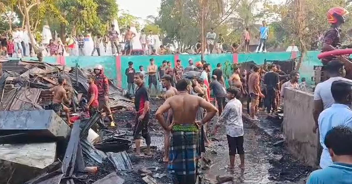 ঝালকাঠির শ্মশানঘাট এলাকায় ভয়াবহ অগ্নিকাণ্ড