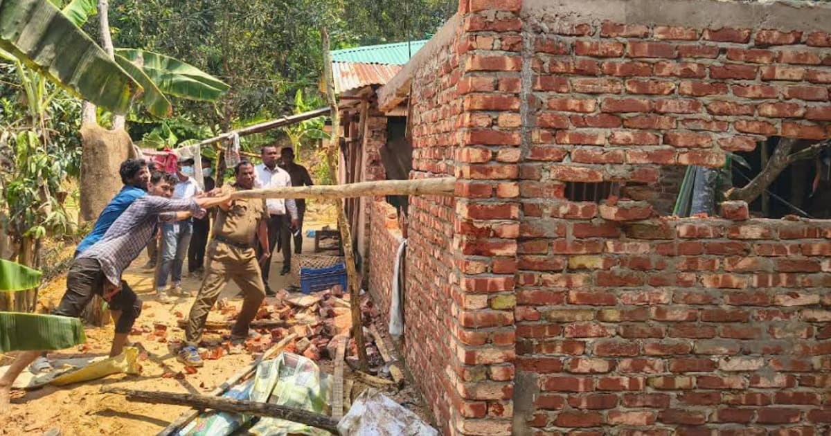 কক্সবাজারে ড্রেজারমেশিন জব্দ, অবৈধ স্থাপনা উচ্ছেদ ও জমি উদ্ধার