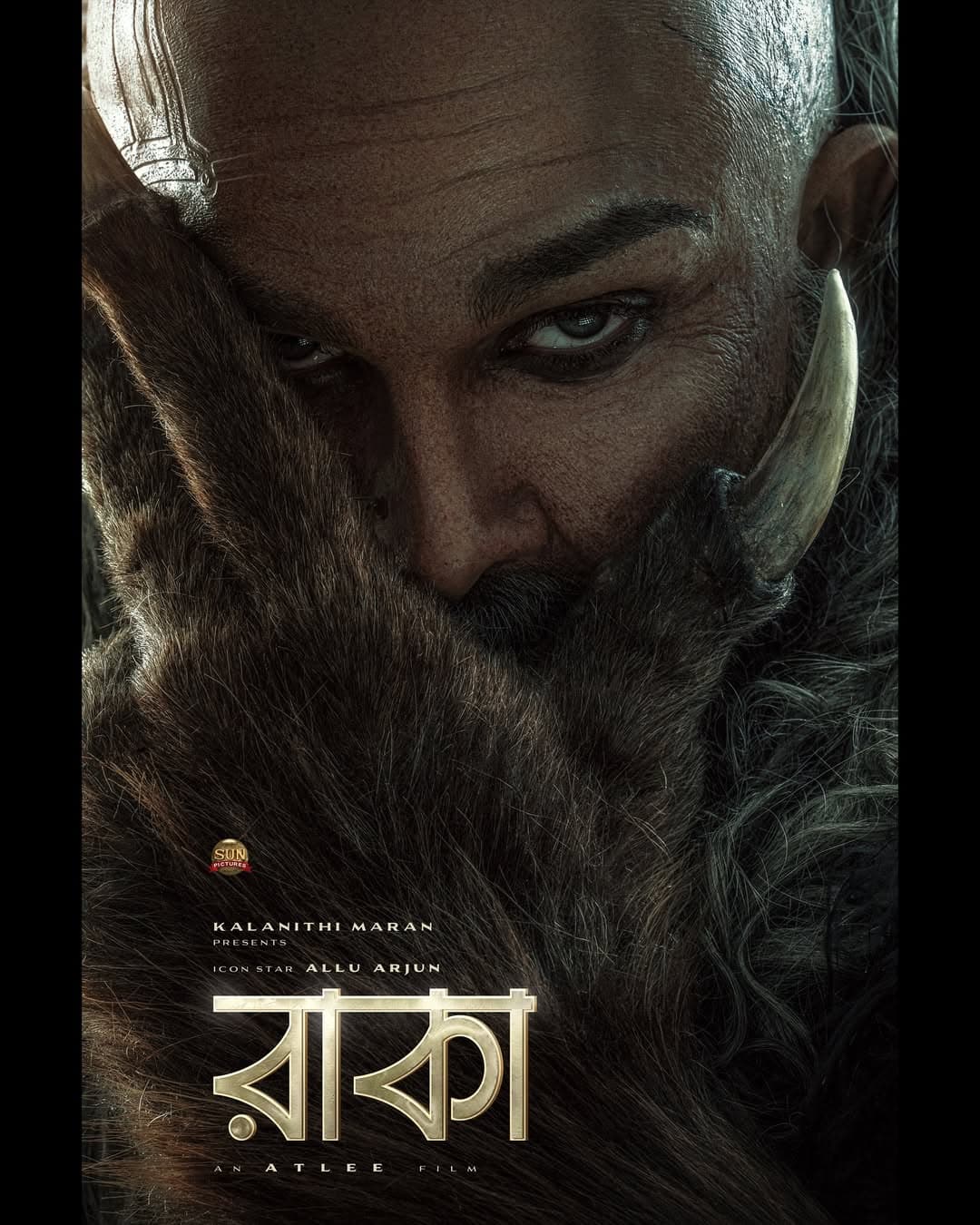 ফার্স্ট লুকে আল্লু ধরা দিয়েছেন ন্যাড়া মাথা, তীক্ষ্ণ নখ, লোমশ দেহ; প্রায় পশুসদৃশ চরিত্রে।