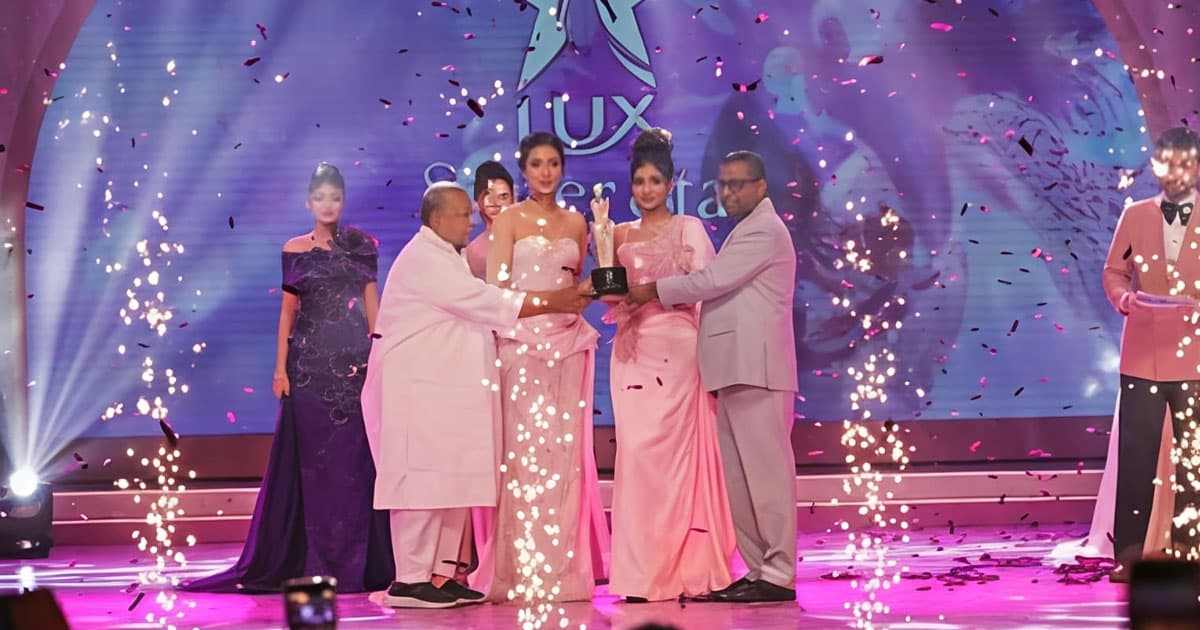 বিজয়ী বর্ণিতার হাতে তুলে দেওয়া হয় স্বরোভস্কি ক্রিস্টালের ট্রফি এবং একটি বিলাসবহুল গাড়ির চাবি।