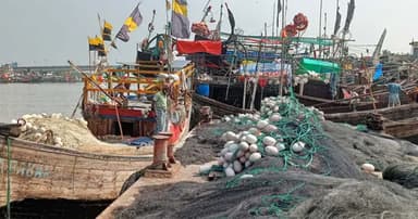 সাগরে মাছ ধরায় নিষেধাজ্ঞা: উপকূলে জেলেদের দুশ্চিন্তা