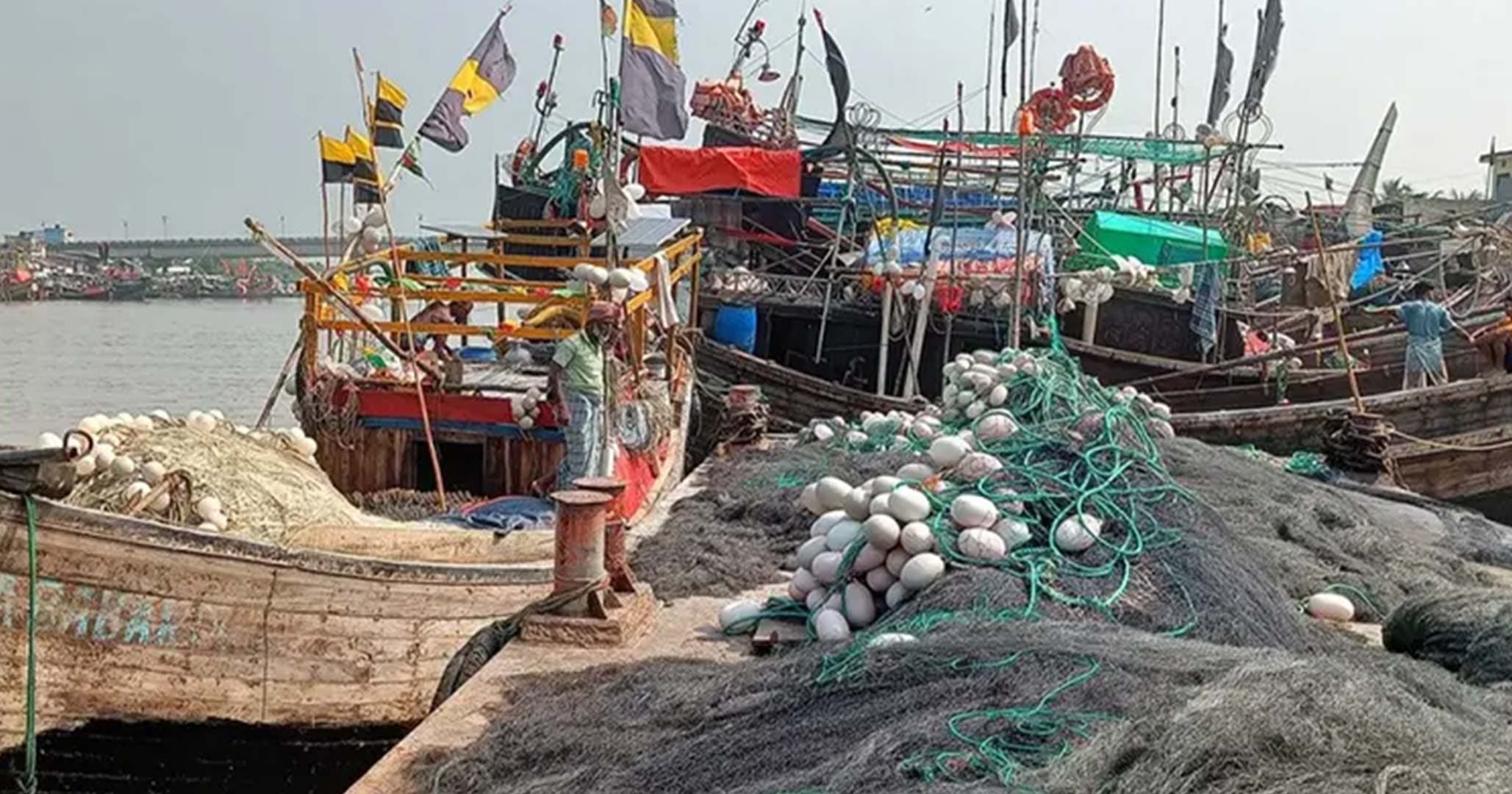 সাগরে মাছ ধরায় নিষেধাজ্ঞা: উপকূলে জেলেদের দুশ্চিন্তা