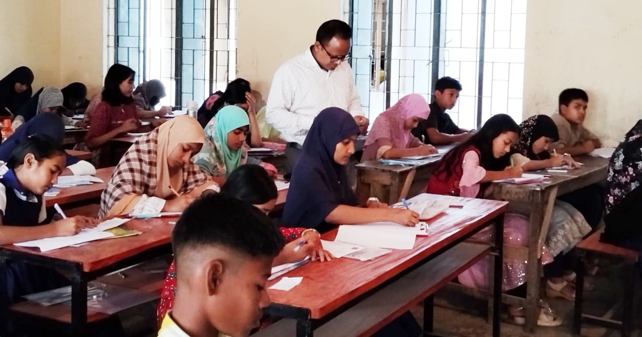 নবাবগঞ্জে প্রাথমিক বৃত্তি পরীক্ষা শুরু: দুই কেন্দ্রে অনুপস্থিত ২৪৭ পরীক্ষার্থী