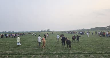 দুমকিতে ঘোড়দৌড় দেখতে জনতার উপচে পড়া ভিড়