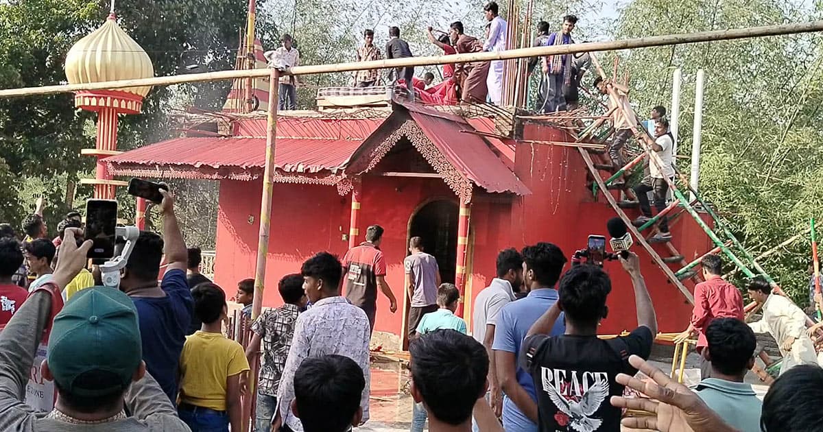 কুষ্টিয়ায় দরবারে হামলা-আগুন, কথিত ‘পীর’কে পিটিয়ে হত্যা