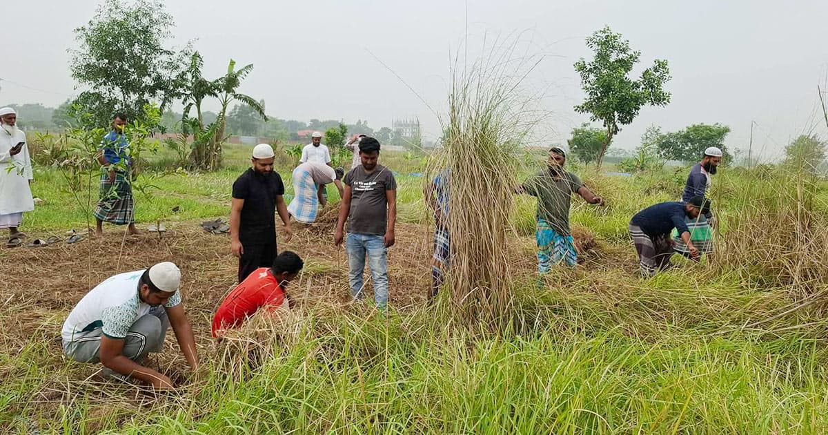 রূপগঞ্জে কবরস্থান পরিচ্ছন্নতায় যুবকদের দৃষ্টান্ত