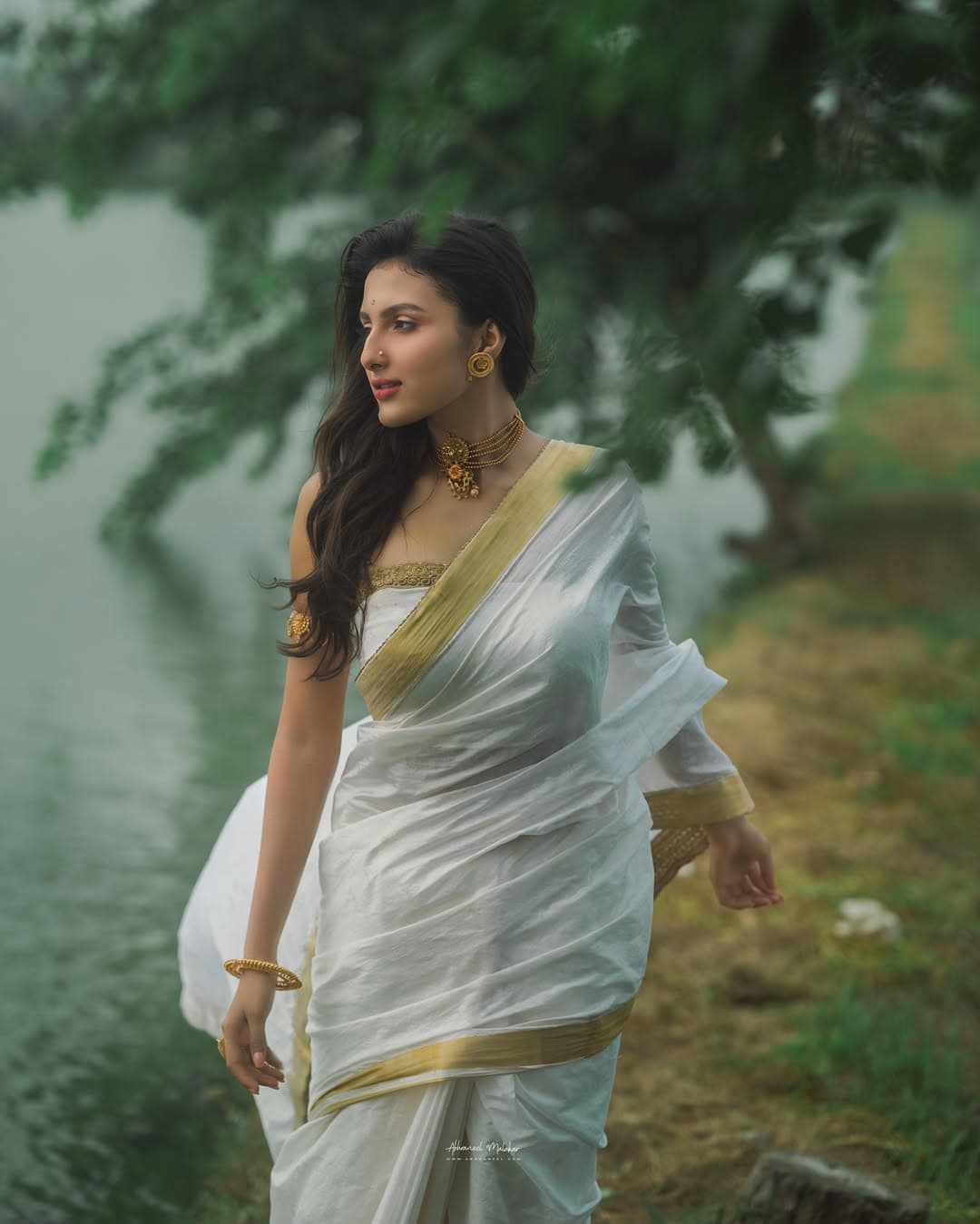 সোনালি পাড়ের সাদা শাড়িতে নিয়েছেন দক্ষিণি আমেজ।