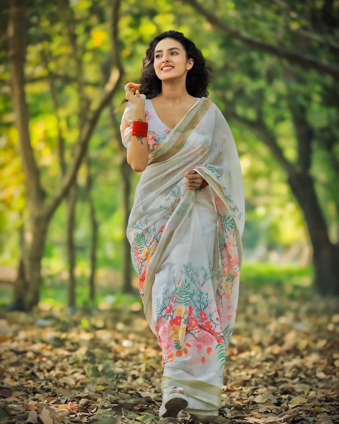 সাদা শাড়ির সাথে লাল চুড়ির দারুণ কম্বিনেশন।