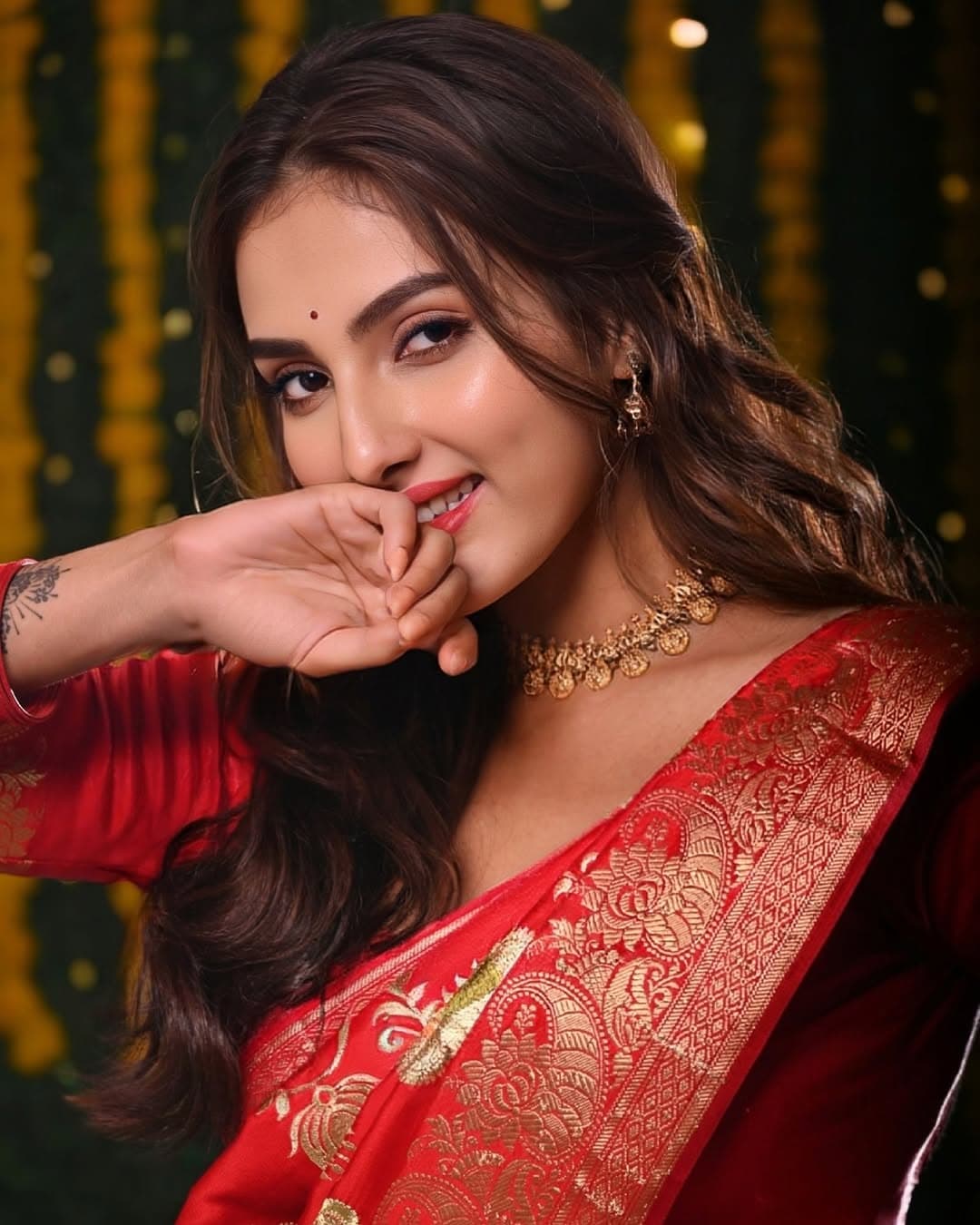 লাল বেনারসিতে অনন্য জ্যোতির্ময়ী।