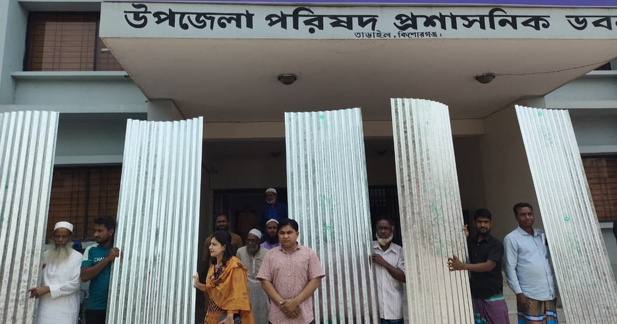 তাড়াইলে ক্ষতিগ্রস্তদের মাঝে ঢেউটিন বিতরণ