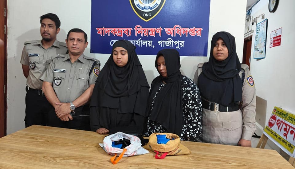 গাজীপুরে ১০ হাজার পিস ইয়াবাসহ দুই নারী আটক