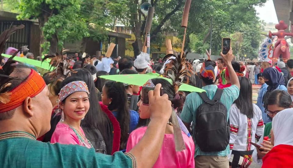 জনসমুদ্রে পরিণত রমনা পার্ক