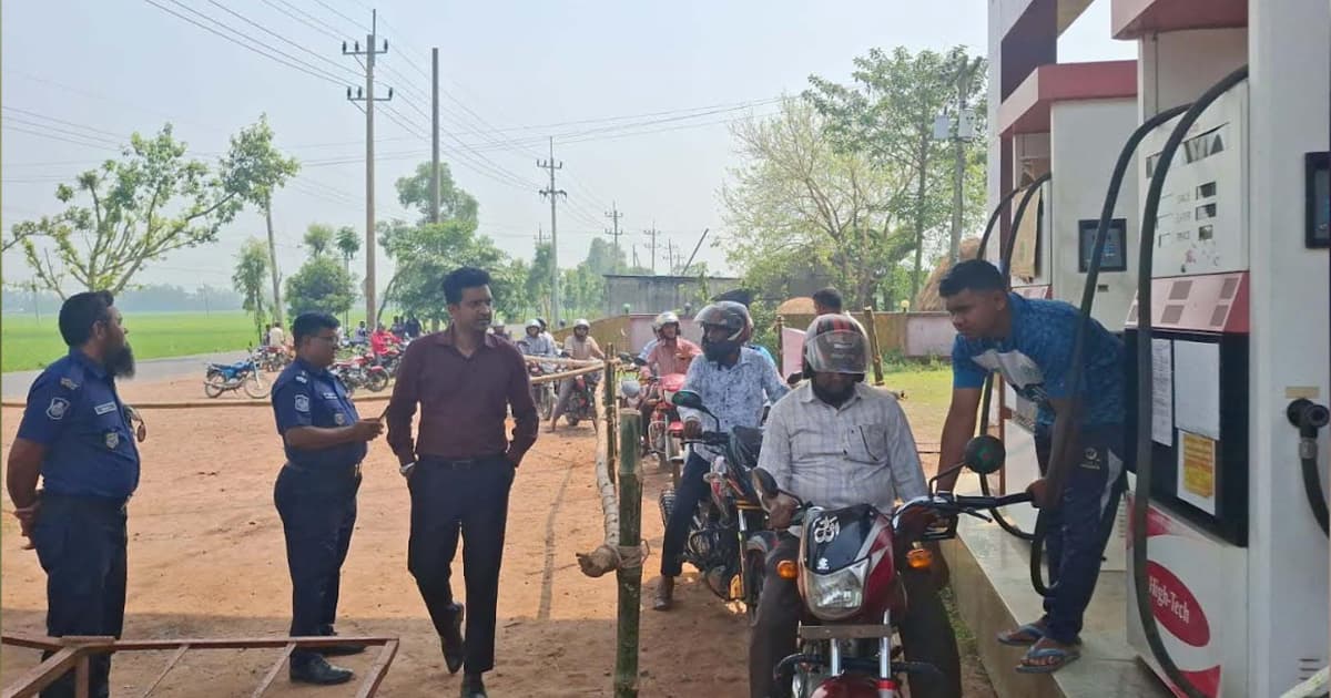 পার্বতীপুরে তেল পাম্পে শৃঙ্খলা ফেরাতে অভিযান, ১৮টি মামলা