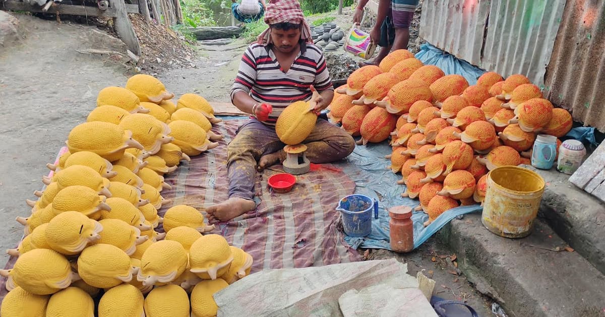 বৈশাখ ঘিরে ঘুরে দাঁড়ানোর স্বপ্ন মৃৎশিল্পীদের