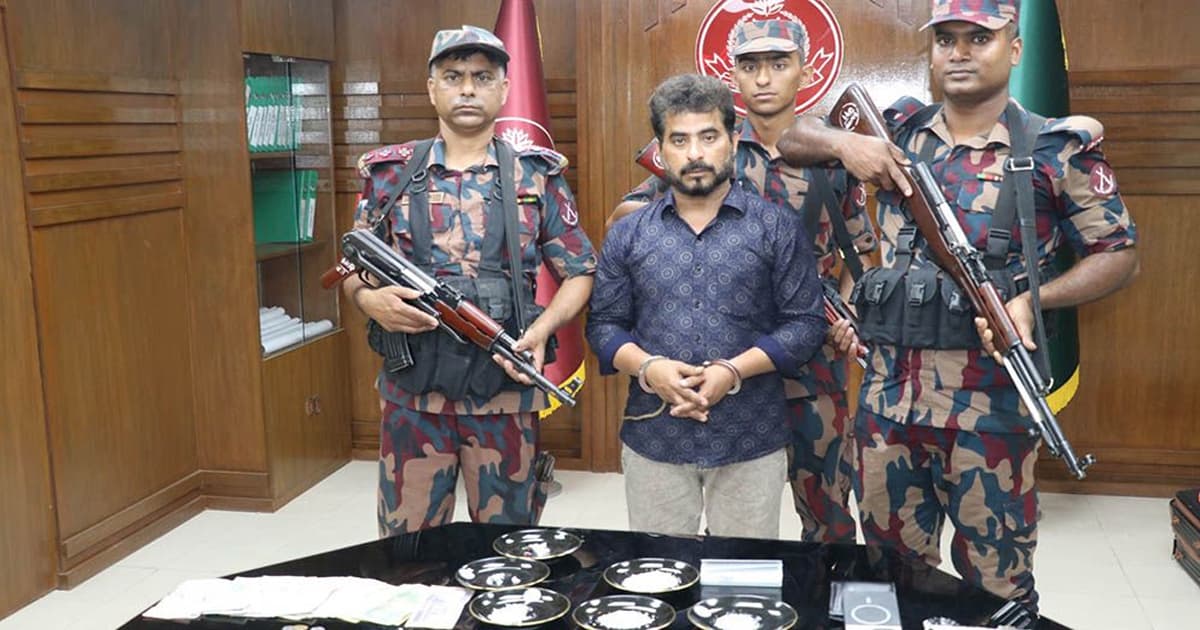 ৬ কোটি টাকার ডায়মন্ডসহ ভারতীয় নাগরিক আটক