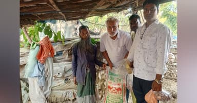 দৈনিক এদিন পত্রিকায় সংবাদ প্রকাশের পর তাড়াশের সেই অসহায় সাইফুল ইসলামের পাশে বিএনপি নেতা