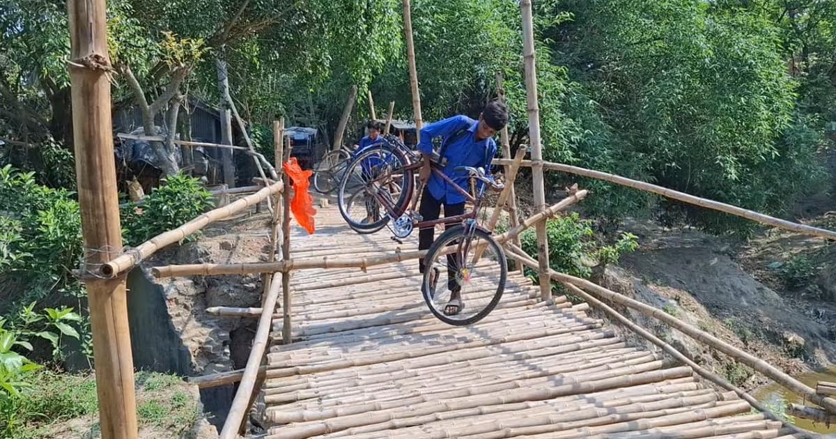 চলাচলের ব্রিজ নেই, ঝুঁকি নিয়ে সাঁকো পারাপার