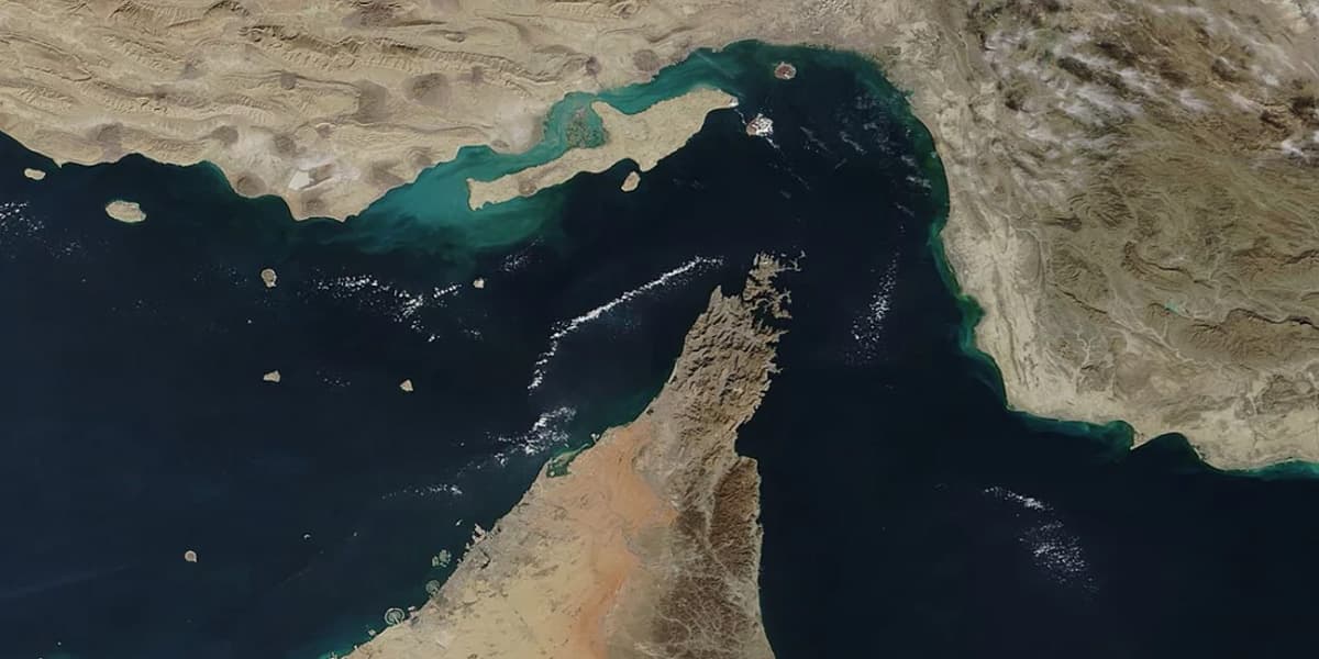 হরমুজে যুদ্ধজাহাজ মোতায়েনের দাবি যুক্তরাষ্ট্রের