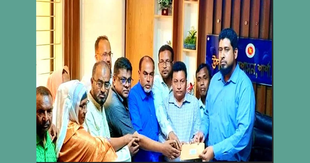 প্রকল্প কর্মকর্তার অপসারণ চেয়ে মানববন্ধন ও স্মারকলিপি প্রদান