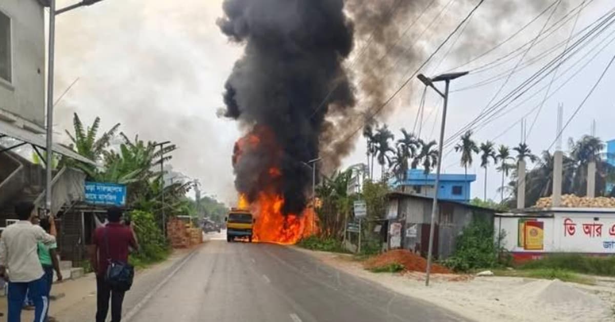 গৌরনদীতে পেট্রোলবাহী লরিতে আগুন
