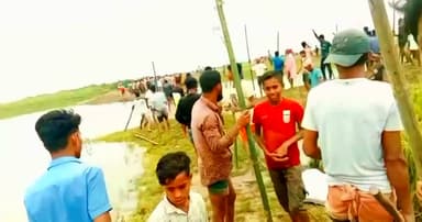 ফসল রক্ষা বাঁধ নিয়ে দুই গ্রামের লোকজনের ঢিল ছোঁড়াছুঁড়ি