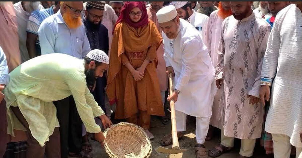 উল্লাপাড়ায় খাল খনন উদ্বোধন করলেন এমপি রফিকুল ইসলাম