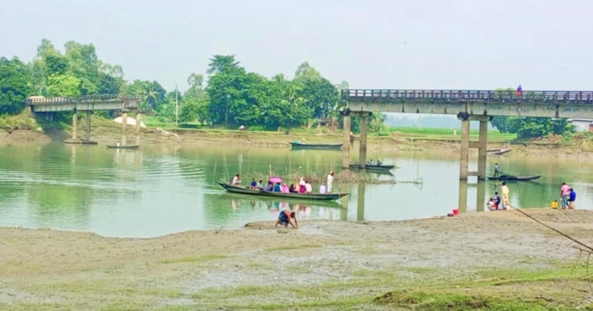 সরিষাবাড়ীর ভাঙা সেতুতে ভোগান্তিতে ২০ গ্রামের মানুষ