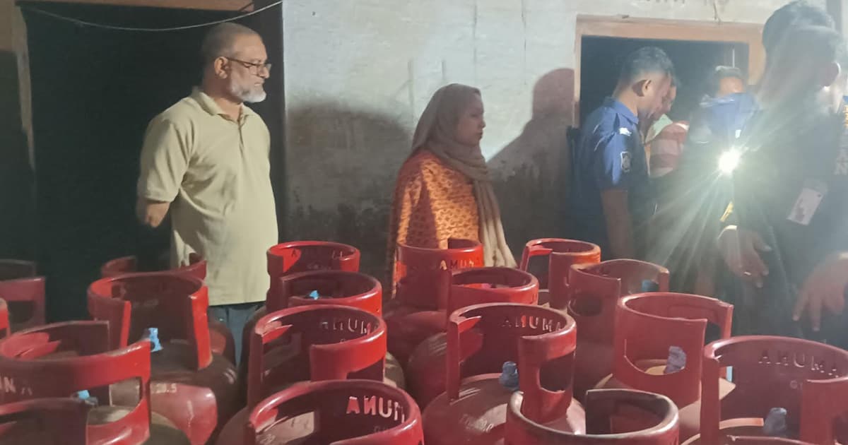 গুরুদাসপুরে অতিরিক্ত দামে গ্যাস বিক্রি, ব্যবসায়ীকে জরিমানা