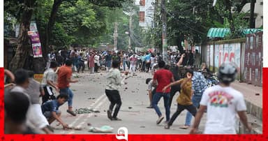 ঢাকা আলিয়া মাদ্রাসার সামনে ছাত্রদল–শিবিরের সংঘর্ষ চলছে