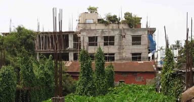 ১০ বছরেও শেষ হয়নি কাজ, সড়কে কাঁচাবাজারে ভোগান্তি