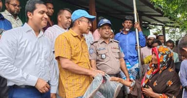 রাসেল’স ভাইপার হতে রক্ষায় গামবুট ও স্প্রে মেশিন পেলেন চরাঞ্চলের কৃষকরা