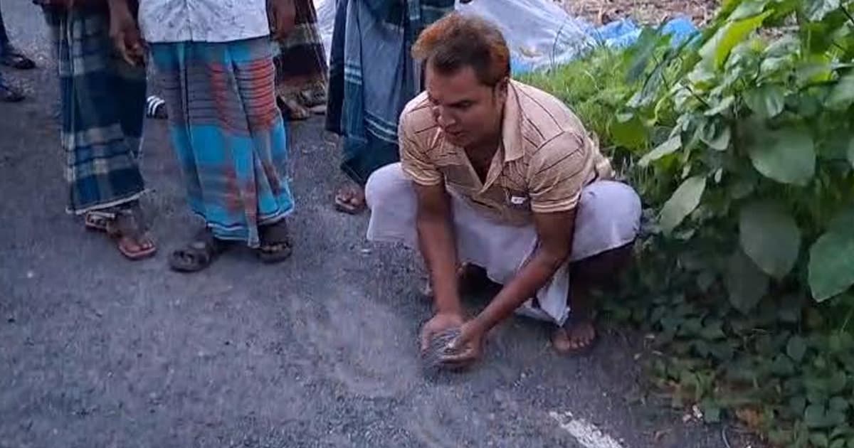জুনে তৈরি আগস্টেই গর্ত, শরীয়তপুরে চার কোটি টাকার সড়কে হরিলুট