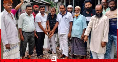 মালঞ্চির সিংগাবাজারে জলাবদ্ধ সড়ক পরিদর্শনে চেয়ারম্যান প্রার্থী দোলন