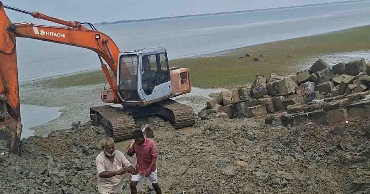 গভীর রাতে বেড়িবাঁধ কেটে নাসি বসানোর চেষ্টা, এক্সকাভেটর জব্দ