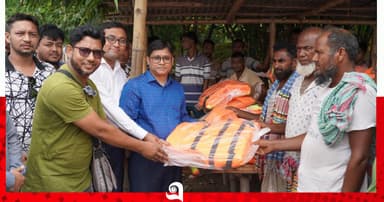 নদীপথে যাত্রীদের নিরাপত্তায় লাইফ জ্যাকেট দিলো রাসিক