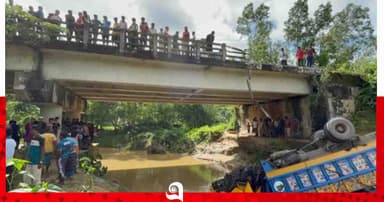 রাজনগরে ব্রিজের রেলিং ভেঙে খালে তেলবাহী ট্রাক, চালক নিহত