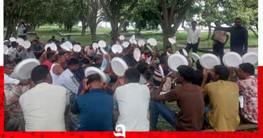 বড়পুকুরিয়ায় কর্মহীন শ্রমিকদের অবস্থান ধর্মঘট, পুনর্বহালের দাবি