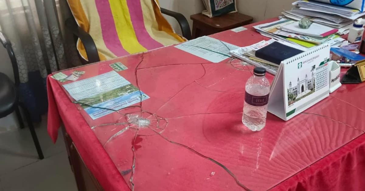 ইবিতে আওয়ামীপন্থী শিক্ষক-কর্মকর্তাদের কক্ষ ভাংচুর