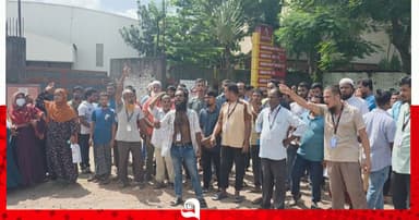 বকেয়া বেতনের দাবিতে শ্রমিক বিক্ষোভ